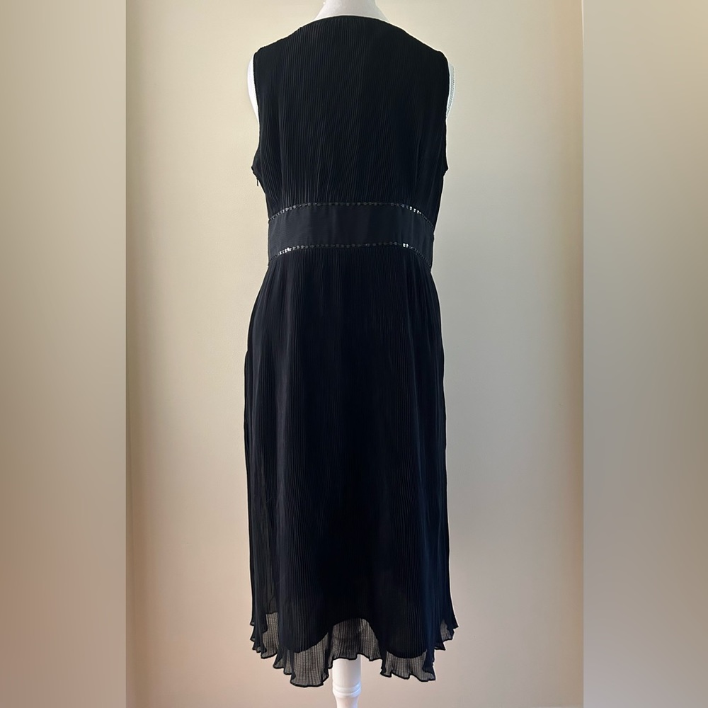 😍BEAUTIFUL Black V-Neck Dress - Picture 2 of 5